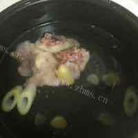 海参茶树菇炖土鸡的做法图解四
