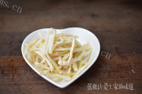 下饭辣炒熏香腊肠做法图解1)