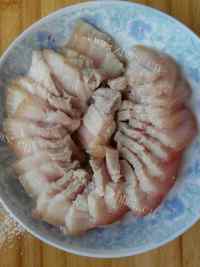 家常菜辣椒炒五花肉做法图解2)