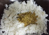 好吃的菠萝海鲜咖喱炒饭做法图解2)
