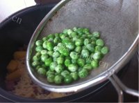 美味的土豆腊肠焖饭做法图解11)