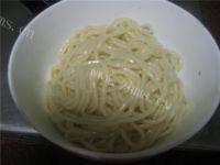 十分诱人的葱油面做法图解7)