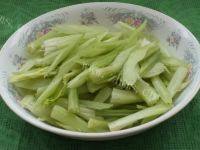 好吃的香干炒芹菜做法图解1)