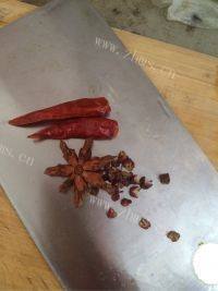 家常菜芹菜炒肉片做法图解2)