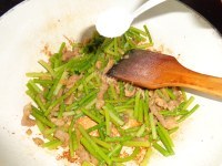玉盘珍馐的肉丝炒蒜苔的做法图解十三