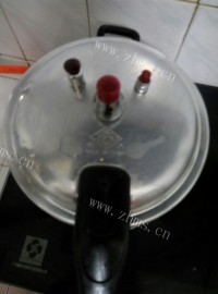 鲜嫩姬松茸白止焗鸡脚做法图解3)