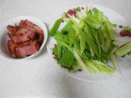 家常腊肉炒蒜苗做法图解2)