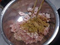 诱人的白菜排骨包做法图解2)