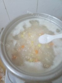 美味的鸡肉蔬菜粥