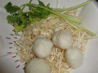 美味的金针菇鱼丸汤做法图解1)