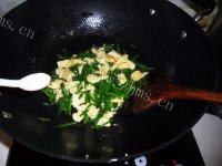「美味可口」韭菜炒鸡蛋做法图解7)