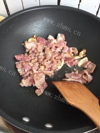 美味的红萝卜炒肉做法图解4)