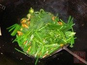 美味韭菜炒蚕蛹做法图解4)