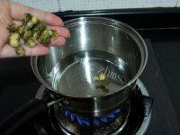 美味红枣枸杞菊花茶做法图解4)