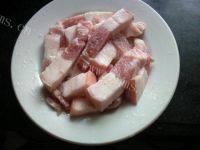 五花肉炖土豆做法图解1)
