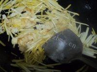 特色美食韭黄炒鸡蛋做法图解5)