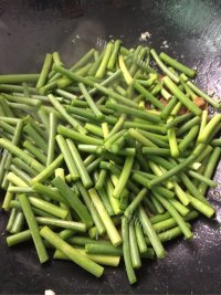 喷香的蒜苔炒肉做法图解5)