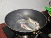 美味的立鱼豆腐汤做法图解4)