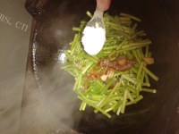 美味的蒜苔炒五花肉做法图解4)