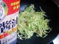 诱人的西葫芦炒肉丝做法图解8)