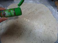 口感饱满的椒盐花卷做法图解8)