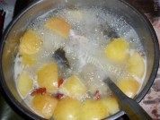 美味的苹果生鱼汤做法图解7)