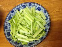 （美味可口）芹菜炒土豆丝做法图解2)