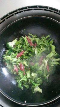 家常菜腊肠炒西兰花