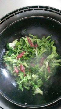 家常菜腊肠炒西兰花