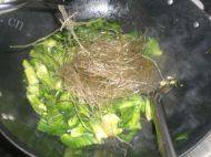 家常菜青菜粉丝汤做法图解3)