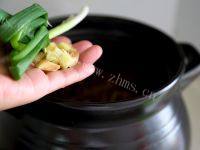 美味的茶树菇排骨汤做法图解7)