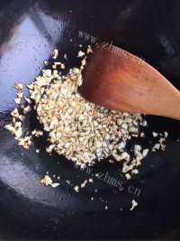 特色美食蒜蓉粉丝蒸扇贝做法图解5)