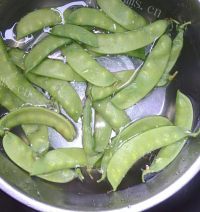 美味的兰豆冬菇炒腊肉做法图解2)