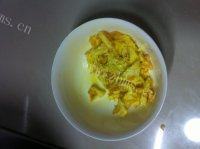 软嫩的芹菜炒鸡蛋做法图解5)