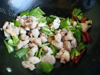 家常尖椒炒鸡腿肉做法图解7)