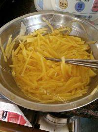 美味的土豆丝煎饼做法图解2)