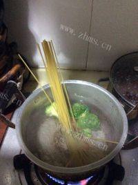 美味的黑胡椒牛排做法图解4)