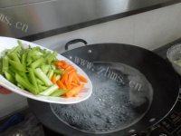 家常菜腊肠炒芹菜做法图解3)