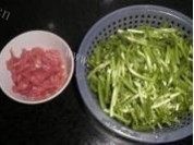 芦蒿炒肉丝做法图解2)