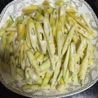 喷香的竹笋炒肉做法图解3)