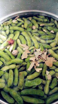 下酒菜盐水毛豆做法图解3)