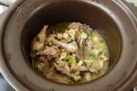 清香莲子焖鸡做法图解6)