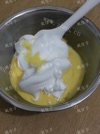 自制酸奶戚风做法图解10)