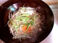 家常菜蒜苗炒豆芽做法图解5)