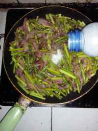 家常菜蒜苔炒腊肉