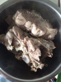 可口的排骨炖酸菜做法图解2)
