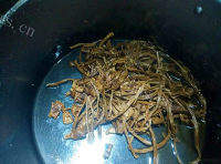 美味的茶树菇瘦肉汤做法图解3)