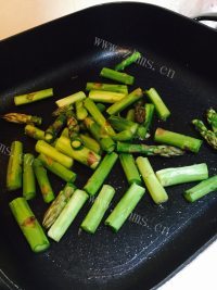 色泽不错的清炒芦笋做法图解4)