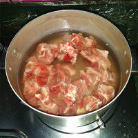 清热猪尾骨炖莲藕做法图解2)