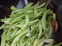 家常菜肉片炒芹菜做法图解7)
